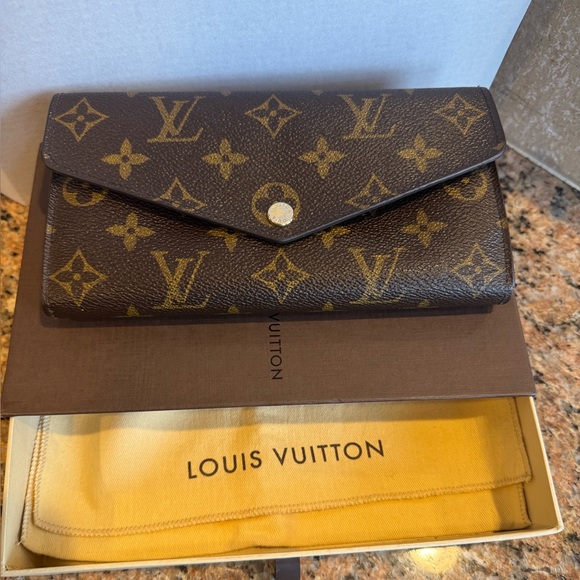 Louis Vuitton Monogram Sarah Wallet - Picture 12 of 12